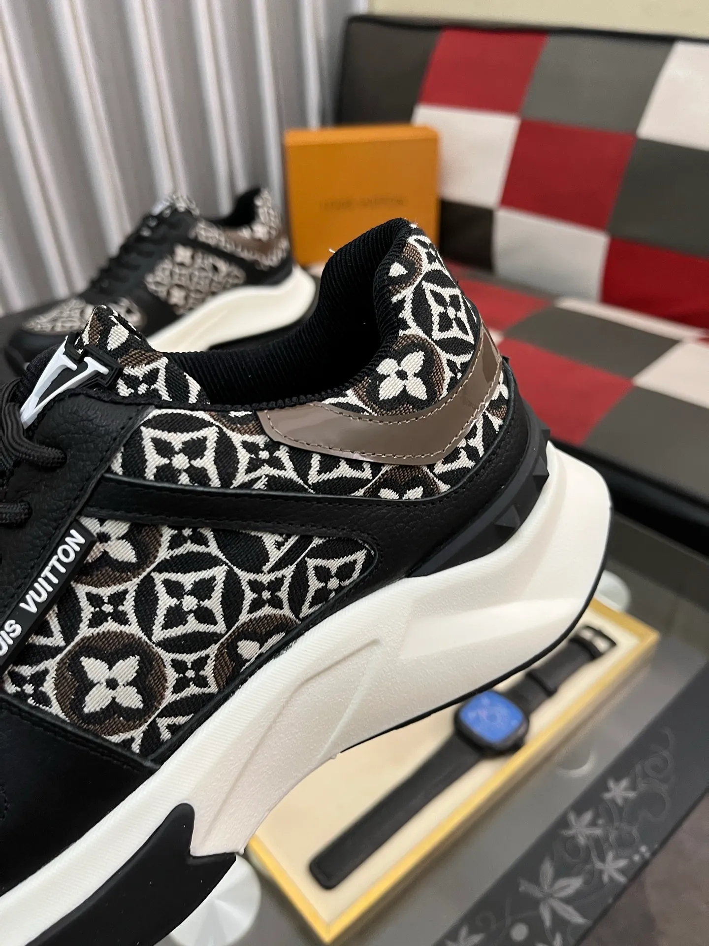 Men's shoes 💰458⌚️⌚️【LOUlS VUlTTON】Louis Vuitton ~ unique and casual style. LV counter purchasing 🏃casual shoes😍😍 are on sale at the men's counter at the same time. Italian imported brands select top-layer Italian cowhide. 🐑Sheepskin lining (refuses to discolor and grind feet) Sole: Original sole specially provided by the original factory 🎬Better in kind Code number: 38-444⃣️Color selection